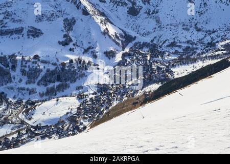 Village de montagne de Saint-Sorlin-d'Arves en France, vu des pistes de ski au-dessus, dans le domaine skiable des Sybelles. Vue sur l'hiver. Banque D'Images