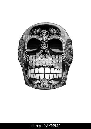 Crâne décoratif sur fond blanc typique de l'art mexicain utilisé dans la célébration du Jour des Morts au Mexique. Banque D'Images