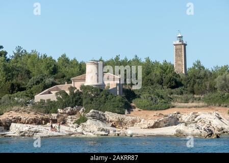 Kefalonia : deux phares (le rond est le début vénitien) à l'entrée de la ville de Fiskardo et du port Banque D'Images