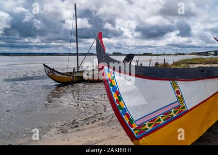 Les bateaux de pêche traditionnels appelés Moliceiros caractéristiques par leur prows élevé et peints dans des couleurs vives à Torreira, Aveiro, Portugal Banque D'Images