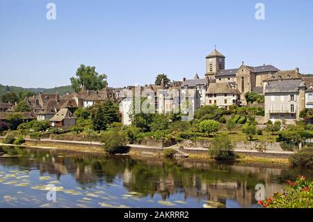 L'agréable ville marchande d'Argentin dans le sud du Limousin. La Dordogne et la rive nord. Banque D'Images