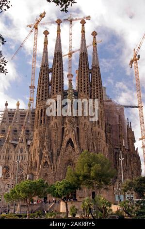 Barcelone: La Sagrada Familia D'Antoni Gaudi - La Facade De La Nativité Banque D'Images