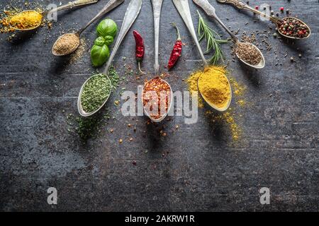 Les épices et les herbes pour la cuisine sur fond sombre - Haut de la Banque D'Images
