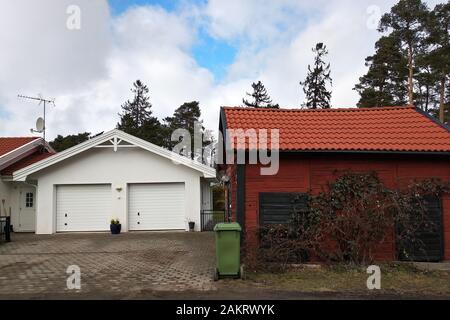 Blanc nouveau garage pour deux voitures et grange en bois sur une maison privée de triage. Banque D'Images