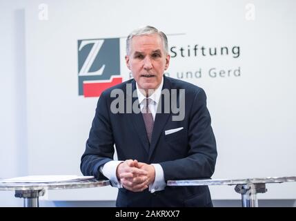 Hambourg, Allemagne. 10 janvier, 2020. Burkhard Schwenker, le nouveau président du conseil d'administration de la Zeit-Stiftung, prend la parole lors d'une conférence de presse. Crédit : Daniel Bockwoldt/dpa/Alamy Live News Banque D'Images