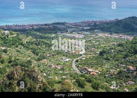 Vue aérienne de colline à Savoca village sur l'île de Sicile en Italie - Santa Teresa di Riva et villages de Sant'Alessio Siculo Banque D'Images