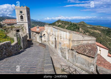 Rue de village Savoca sur l'île de Sicile en Italie - voir avec l'église de San Nicolo également connu sous le nom de Église de San Lucia Banque D'Images