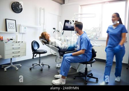 Vue brouillée de dentistes occupé au travail Banque D'Images