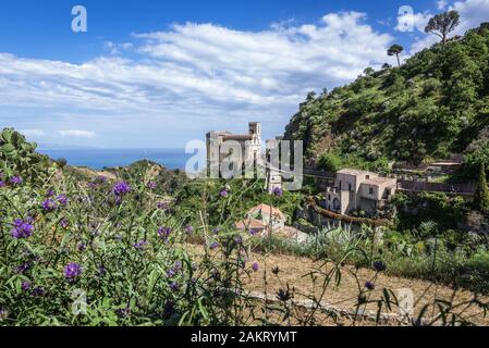 Vue aérienne avec l'église de San Nicolo également connu sous le nom de Église de San Lucia à Savoca , célèbre pour lieux de tournage du parrain sur la Sicile en Italie Banque D'Images