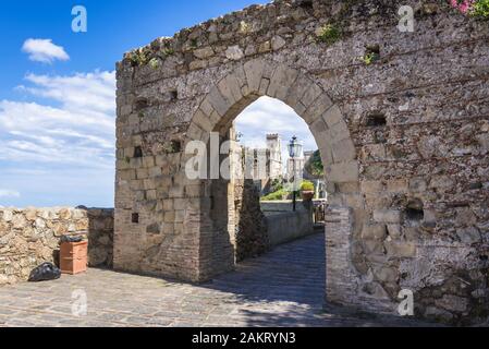 Église de San Nicolo également connu sous le nom de Église de San Lucia à Savoca village vu par 12e siècle porte de ville médiévale, la Sicile en Italie Banque D'Images