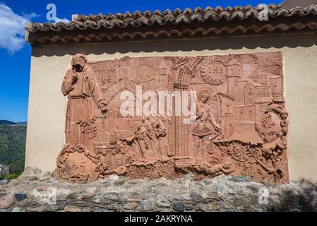 À côté de l'allégement de l'église San Nicolo également connu sous le nom de Église de San Lucia à Savoca village vu par 12e siècle porte de ville médiévale, Sicile Banque D'Images