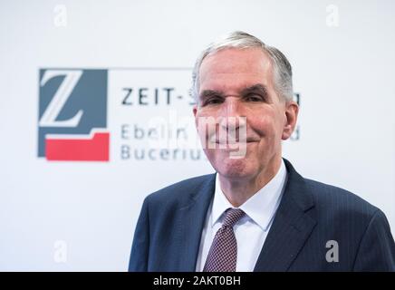 Hambourg, Allemagne. 10 janvier, 2020. Burkhard Schwenker, le nouveau président du conseil d'administration de la Zeit-Stiftung, sourit lors d'une conférence de presse. Crédit : Daniel Bockwoldt/dpa/Alamy Live News Banque D'Images