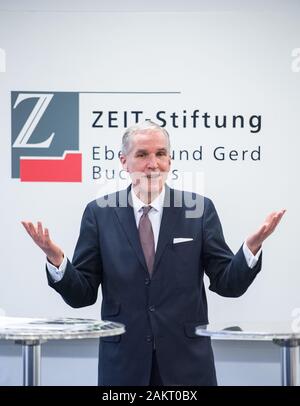 Hambourg, Allemagne. 10 janvier, 2020. Burkhard Schwenker, le nouveau président du conseil d'administration de la Zeit-Stiftung, prend la parole lors d'une conférence de presse. Crédit : Daniel Bockwoldt/dpa/Alamy Live News Banque D'Images