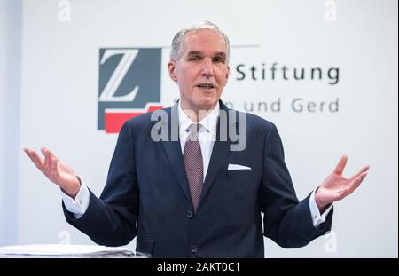 Hambourg, Allemagne. 10 janvier, 2020. Burkhard Schwenker, le nouveau président du conseil d'administration de la Zeit-Stiftung, prend la parole lors d'une conférence de presse. Crédit : Daniel Bockwoldt/dpa/Alamy Live News Banque D'Images