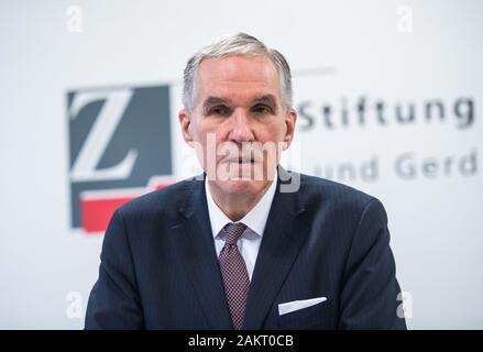 Hambourg, Allemagne. 10 janvier, 2020. Burkhard Schwenker, le nouveau président du conseil d'administration de la Zeit-Stiftung, prend la parole lors d'une conférence de presse. Crédit : Daniel Bockwoldt/dpa/Alamy Live News Banque D'Images