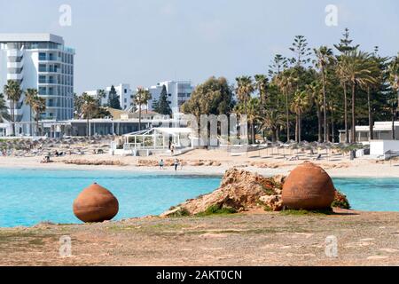 Bâtiments de l'hôtel moderne au bord de mer. L'eau et de la plage de Nissi Azzure dans Aiya Napa, Chypre Banque D'Images