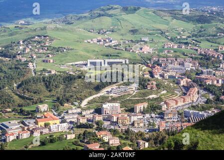 Avis de Rocca di Cerere avec bâtiment de l'hôpital à Enna ville italienne située dans la province d'Enna au centre de la Sicile, dans le sud de l'Italie Banque D'Images