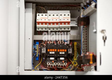 Le coupe-circuit dans l'armoire de commande. Tension de commande standard. Pour le contrôle de la carte de distribution de la tension électrique dans la maison ou bureau. Banque D'Images