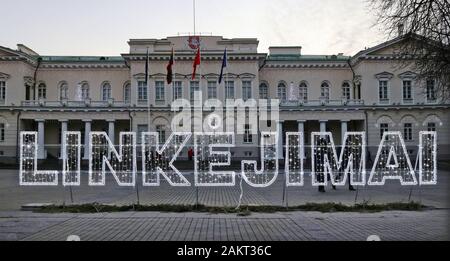 Vilnius, LITUANIE - 29 DÉCEMBRE 2019 : devant la résidence du Palais du Président de la Lituanie du nouvel an, le bamnner éclairé est installé avec le TH Banque D'Images