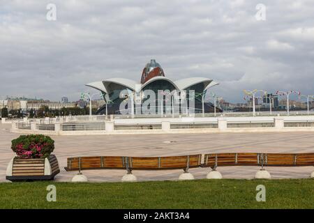 Baku, Azerbaïdjan - 14 novembre 2019 : Front de Mer Caspienne Mall sur Boulevard sur la rive de la mer Caspienne à Bakou. Banque D'Images