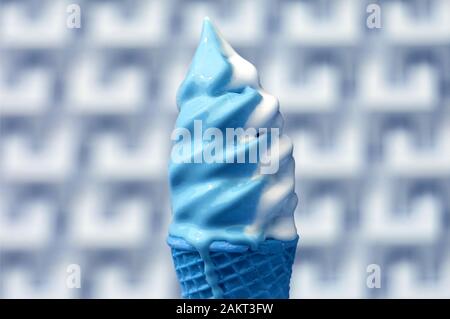 Pop Art Style Melting Blanc Et Bleu Doux Servir Crème Glacée Cône Sur Le Mur De Béton Moderne Flou Fond Banque D'Images