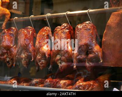 Un canard de Pékin accroché à une fenêtre de restaurant chinois Banque D'Images