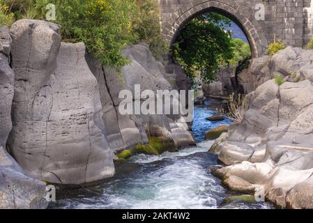 Pont sur la rivière Alcantara près de Castiglione di Sicilia ville sur l'île de Sicile en Italie Banque D'Images