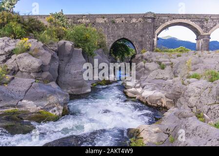 Pont sur la rivière Alcantara près de Castiglione di Sicilia ville sur l'île de Sicile en Italie Banque D'Images