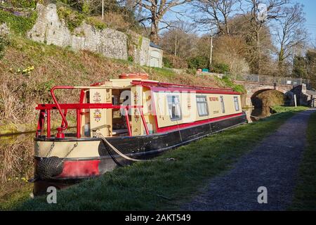 Un bateau à narrowboat amarré sur le canal Brecon et monmousshire près du pont 118, non loin de la ville de Crickhowel Banque D'Images