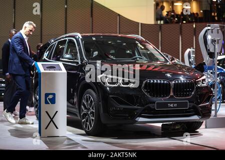 Bruxelles, Belgique. Jan 9, 2020. Un homme fait l'expérience d'une BMW X1 xDrive25e plug-in voiture hybride à la 98e Salon de l'Automobile de Bruxelles à Bruxelles, Belgique, le 9 janvier 2020. Le 98e Salon de l'Automobile de Bruxelles est ouvert au public du 10 au 19 janvier. Credit : Zheng Huansong/Xinhua/Alamy Live News Banque D'Images