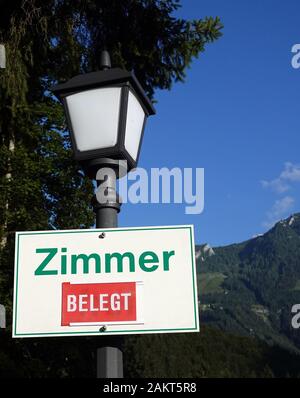 04 septembre 2019, la Bavière, Schönau : un panneau "chambre occupée' se bloque sur la lanterne en face d'une pension. Photo : Soeren Stache/dpa-Zentralbild/ZB Banque D'Images