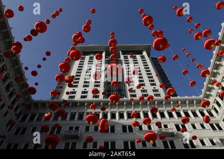 Hong Kong, Chine. 10 janvier, 2020. Hong Kong's célèbre monument, Peninsula Hotel est décorée avec des lanternes rouges chinois flottante comme célébration de l'Année du Rat est à venir dans deux semaines.Jan 10, 2020 Hong Kong.ZUMA/Liau Chung-ren Crédit : Liau Chung-ren/ZUMA/Alamy Fil Live News Banque D'Images