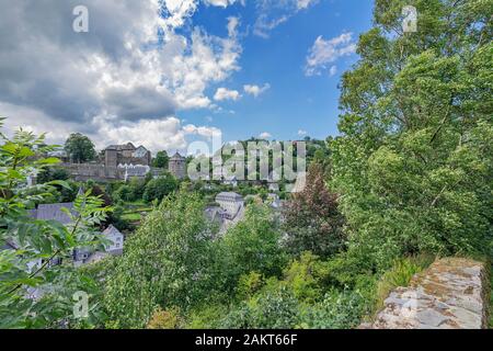 Monschau - Vue De La Randonnée Au-Dessus De Monschau Au Au Château De Monschau, Rhénanie-Du-Nord-Westphalie, Allemagne, Monschau, 03.08.2017 Banque D'Images
