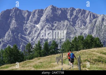 04 septembre 2019, la Bavière, Schönau : les randonneurs à pied en face de la toile de la face est du Watzmann à la Feuerpalfen point de vue. Photo : Soeren Stache/dpa-Zentralbild/ZB Banque D'Images