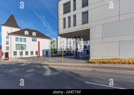 Moers - vue sur l'ancienne et la nouvelle partie du Townhall, où la nouvelle partie a été construite en 2012, Rhénanie du Nord Westphalie, Allemagne, Moers, 26.08.2018 Banque D'Images