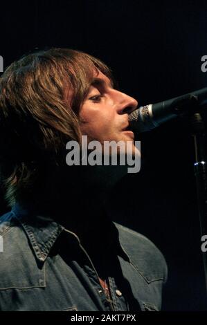 Vicenza Italie 16072002 , concert en direct de l'Oasis à la Menti Stadium : Le chanteur Liam Gallagher pendant le concert Banque D'Images