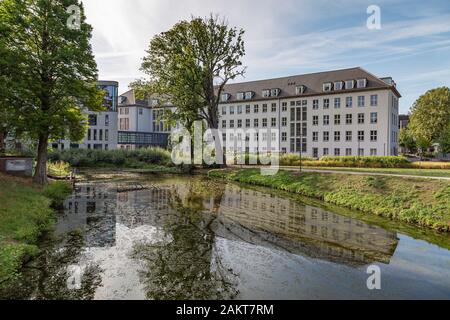 Moers - vue sur la nouvelle et ancienne partie de la mairie, où la nouvelle partie a été construite en 2012, Rhénanie du Nord Westphalie, Allemagne, Moers, 26.08.2018 Banque D'Images