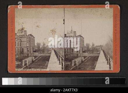 Prison de cour avant d'un haut mur cityscape vue présentant les bâtiments à flanc de colline et de rails de chemin de fer en premier plan a une vue d'un store intérieur le verso. Robert Dennis Collection de vues stéréoscopiques. Titre conçu par cataloger. Une vue sur le Centre de New York y compris Cayuga, Madison, Onondaga, Oneida, Oswego, Sénèque l'Ontario et les comtés de Yates et les villes d'Auburn, Canandaigua, Genève, Manlins, New Haven, Oswego, Ovide, Penn Yan, Seneca Falls, Skaneateles, Waterville, Waterloo et y compris les vallons, lacs, cascades, et les ponts de chemin de fer, y compris les ponts sur le S.G. & C. Railroad, et rendez-vous Banque D'Images