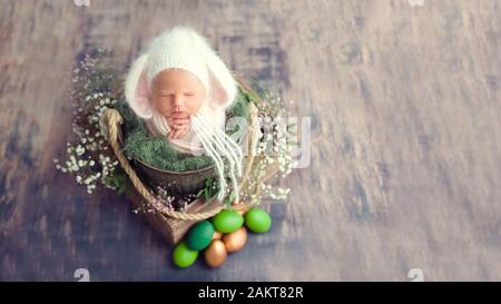 10 jours nouveau-né est en train de dormir dans le panier. Enfant de deux semaines. Début de la vie et heureuse enfance magic fairy concept. Lapin de Pâques. copy space Banque D'Images