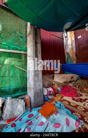 Matelas posé sur un trottoir de ciment dur facilité l'inconfort de dormir pour les pauvres sans-abri des charognards sur un trottoir à Kampong Cham, au Cambodge. Banque D'Images