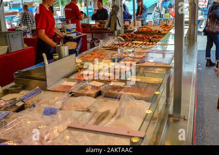 Amsterdam, Hollande, août 2019.Banc de poissons sur un marché local. Banque D'Images