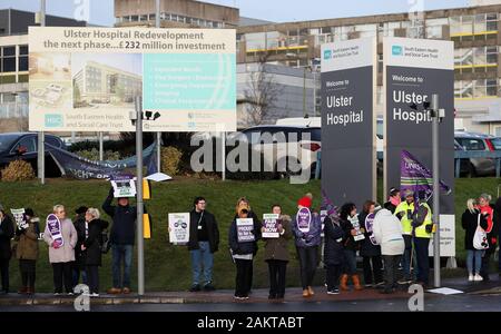 Les travailleurs de la santé à l'extérieur de l'hôpital de l'Ulster dans le Dundonald telles qu'elles sont mise en scène une autre journée de grève dans toute l'Irlande du Nord. Banque D'Images