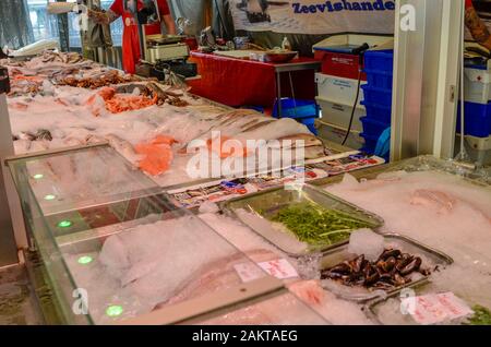 Amsterdam, Hollande, août 2019.Banc de poissons sur un marché local. Banque D'Images