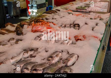 Amsterdam, Hollande, août 2019.Banc de poissons sur un marché local. Banque D'Images