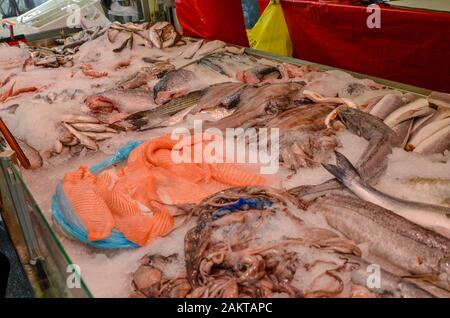 Amsterdam, Hollande, août 2019.Banc de poissons sur un marché local. Banque D'Images