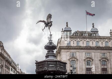 Piccadilly cirque, Londres / Royaume-Uni: 21 mai 2016: Statue d'amour d'Eros à Piccadilly Circus avec le drapeau britannique en arrière-plan, Londres, United Ki Banque D'Images