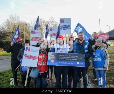 Craigavon Area General Hospital, Comté d'Armagh, Irlande du Nord, Royaume-Uni. 10th janvier 2020. Une autre journée de grève à travers l'Irlande du Nord par le Royal College of Nursing, et À L'UNISSON, a une fois de plus conduit à des perturbations majeures dans tous les services de santé et de soins sociaux en Irlande du Nord. Plus de 2000 nominations, procédures et traitements ont été annulés à mesure que les infirmières, les professionnels de la santé et les travailleurs prennent des mesures de grève au-delà des niveaux de dotation et de rémunération. Grève à l'ACGH (Portatown). Crédit : David Hunter/Alay Live News. Banque D'Images