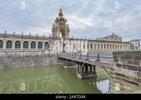 Dresde - Vue de la porte de la Couronne au palais Zwinger, où le pont se reflète dans les douves, Saxe, Allemagne, Dresden, 01.10.2018 Banque D'Images