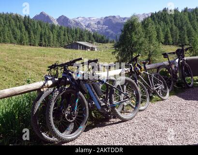 04 septembre 2019, la Bavière, Schönau : Motos s'appuyer contre la barrière en bois près de l'Gotzenalm. Photo : Soeren Stache/dpa-Zentralbild/ZB Banque D'Images