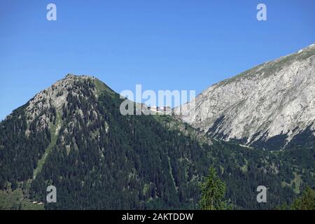 04 septembre 2019, la Bavière, Schönau : vue depuis un sentier de randonnée près de l'Priesbergalm à la Jenner (l) et la gare de l'Jennerbahn avec restaurant et terrasse. Photo : Soeren Stache/dpa-Zentralbild/ZB Banque D'Images